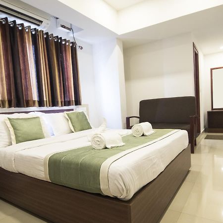 Oyo 18604 Puthens Capitol Inn Kochi Kültér fotó