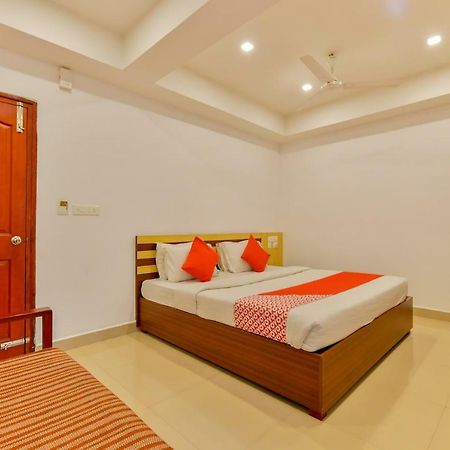 Oyo 18604 Puthens Capitol Inn Kochi Kültér fotó