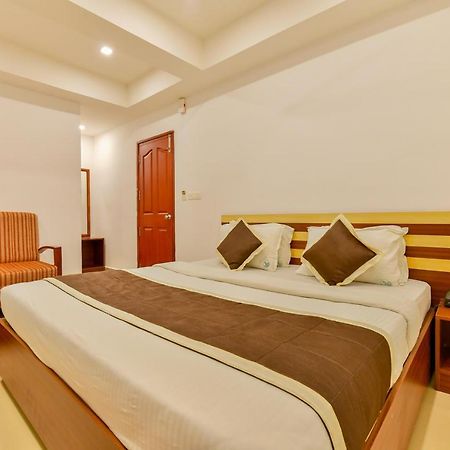 Oyo 18604 Puthens Capitol Inn Kochi Kültér fotó
