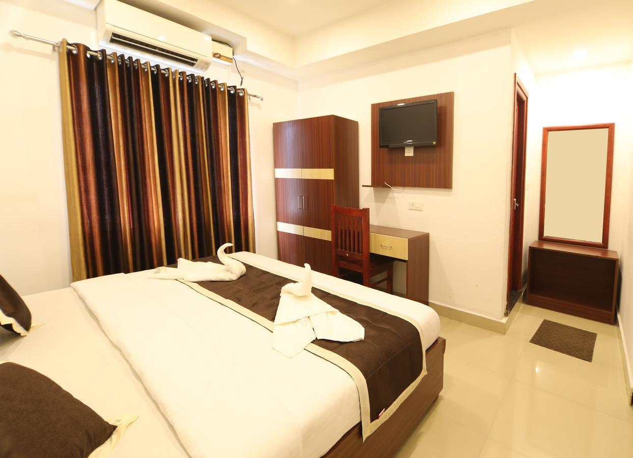 Oyo 18604 Puthens Capitol Inn Kochi Kültér fotó