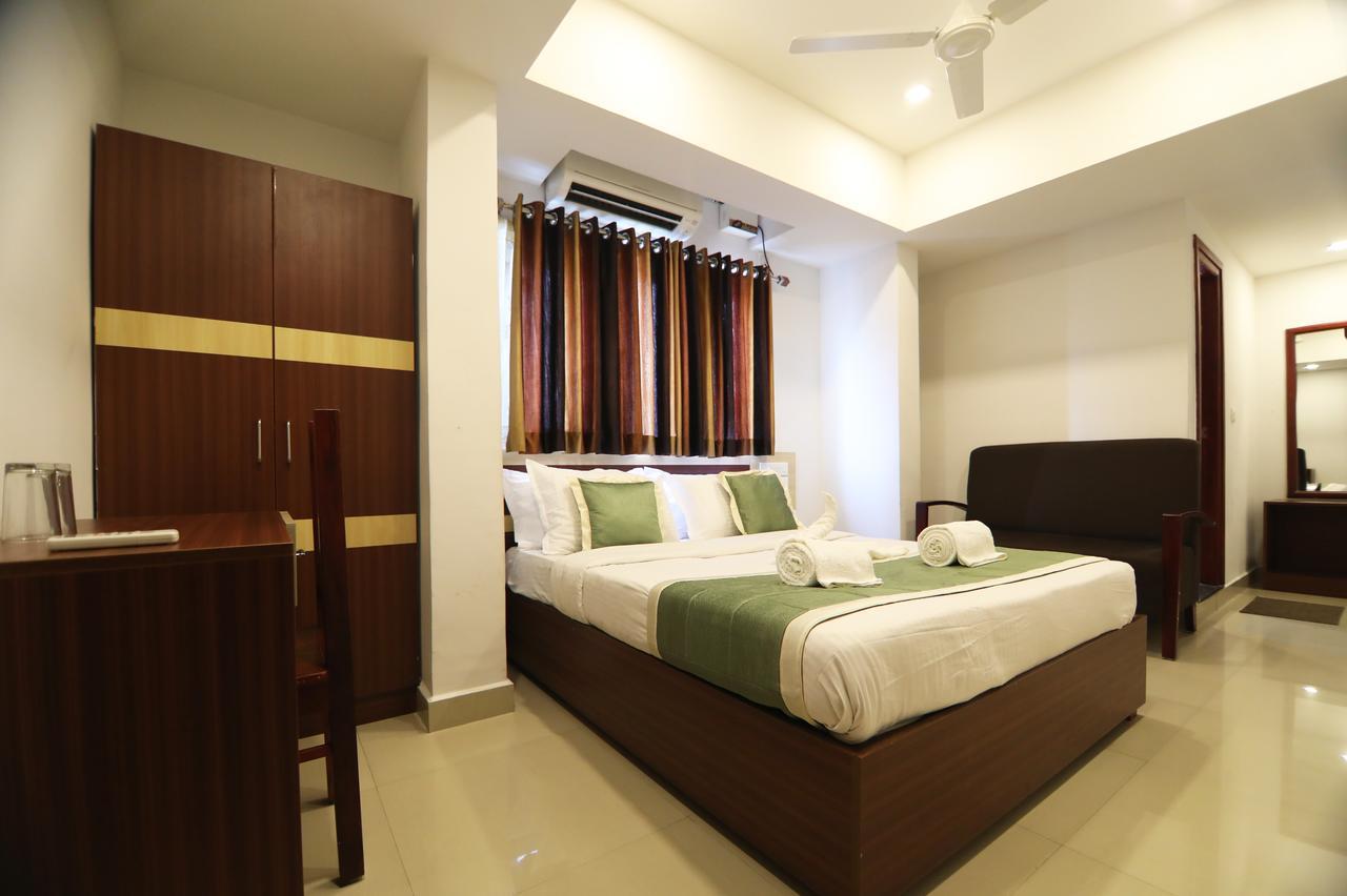 Oyo 18604 Puthens Capitol Inn Kochi Kültér fotó