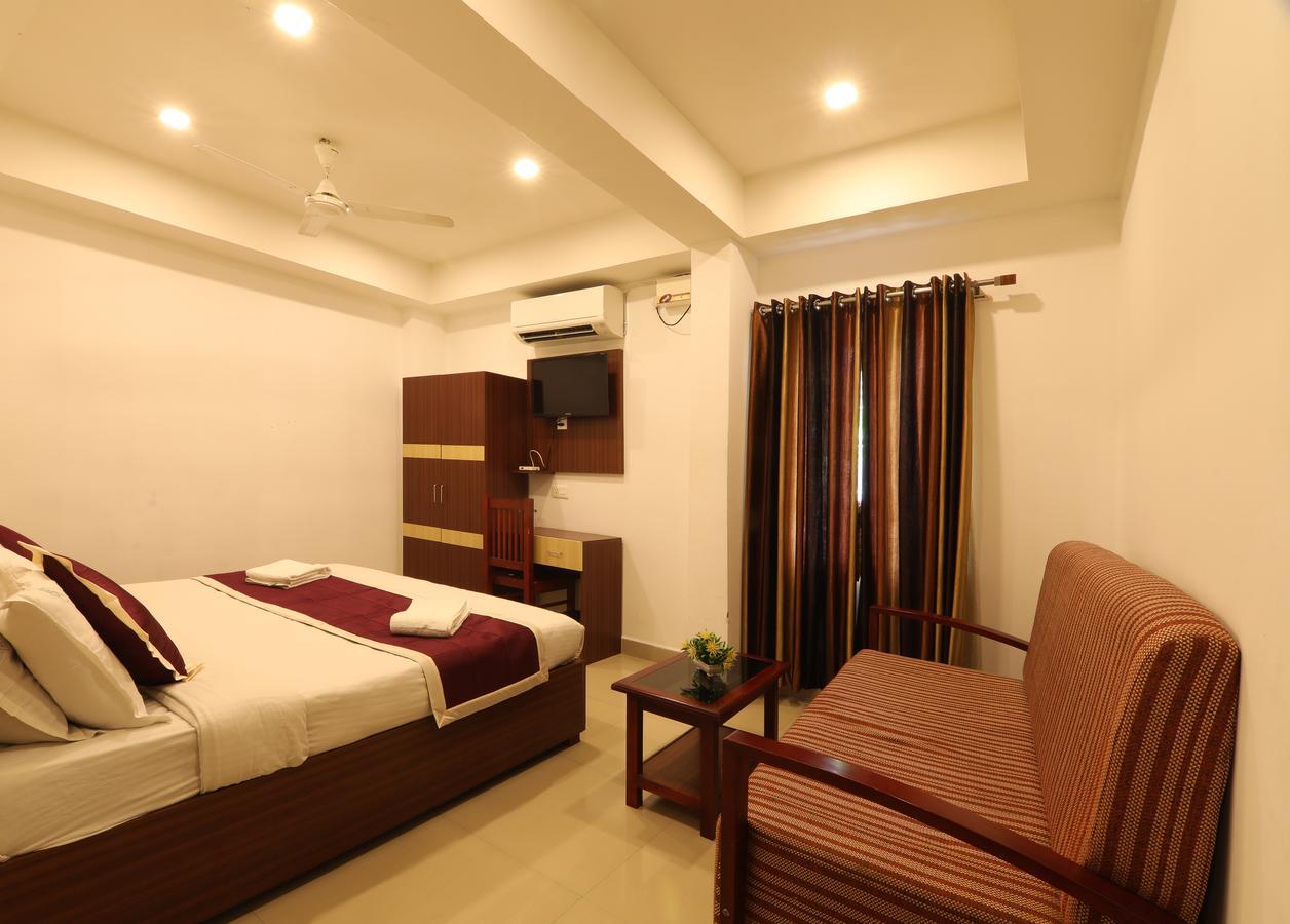 Oyo 18604 Puthens Capitol Inn Kochi Kültér fotó