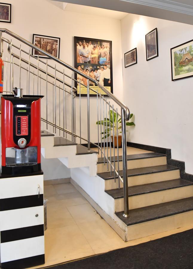 Oyo 18604 Puthens Capitol Inn Kochi Kültér fotó