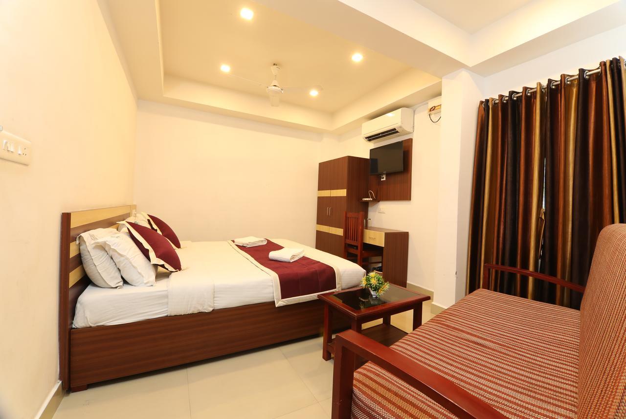 Oyo 18604 Puthens Capitol Inn Kochi Kültér fotó