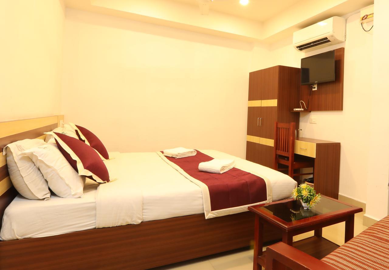Oyo 18604 Puthens Capitol Inn Kochi Kültér fotó