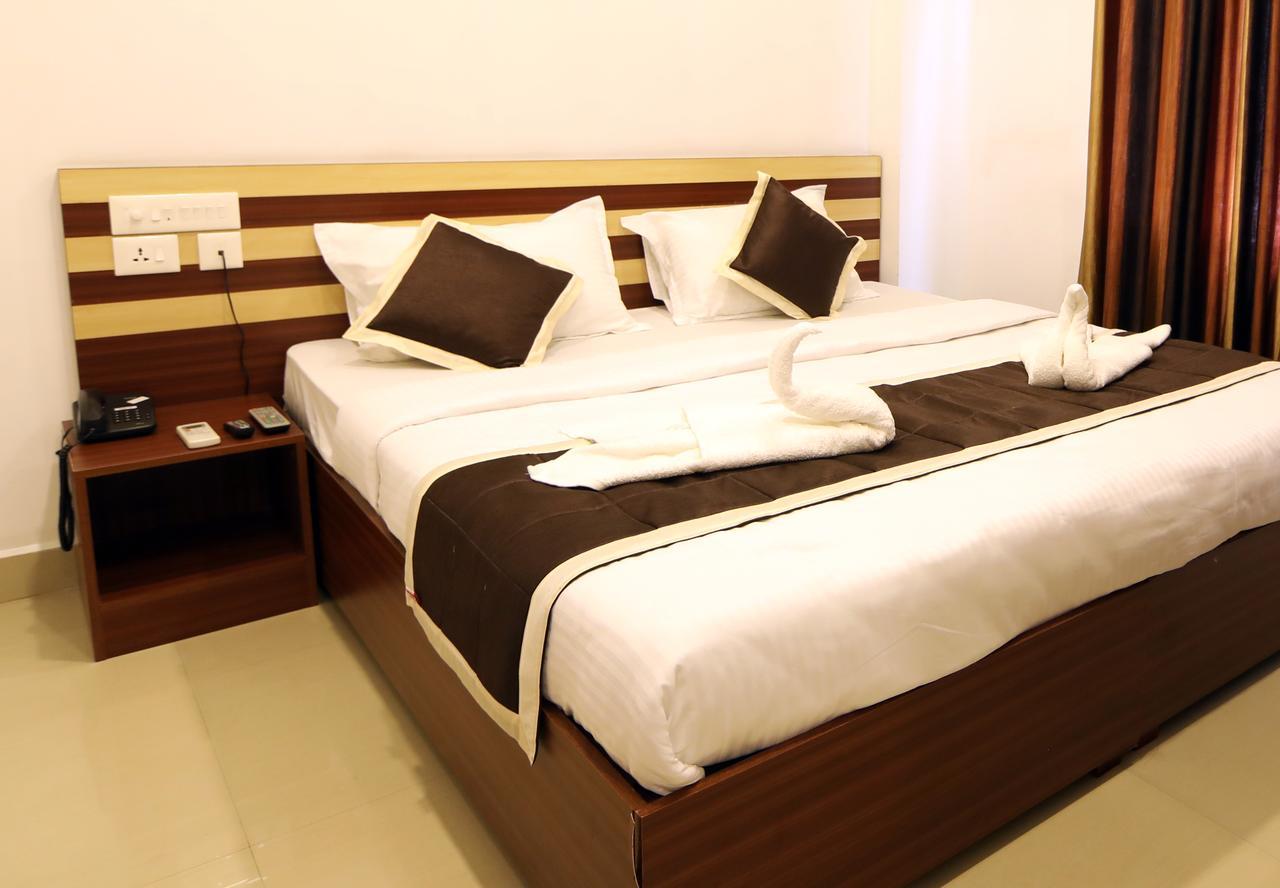 Oyo 18604 Puthens Capitol Inn Kochi Kültér fotó