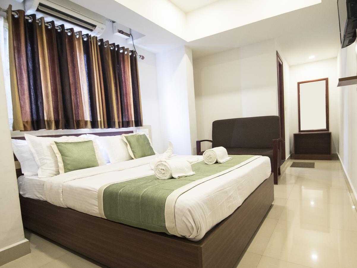 Oyo 18604 Puthens Capitol Inn Kochi Kültér fotó