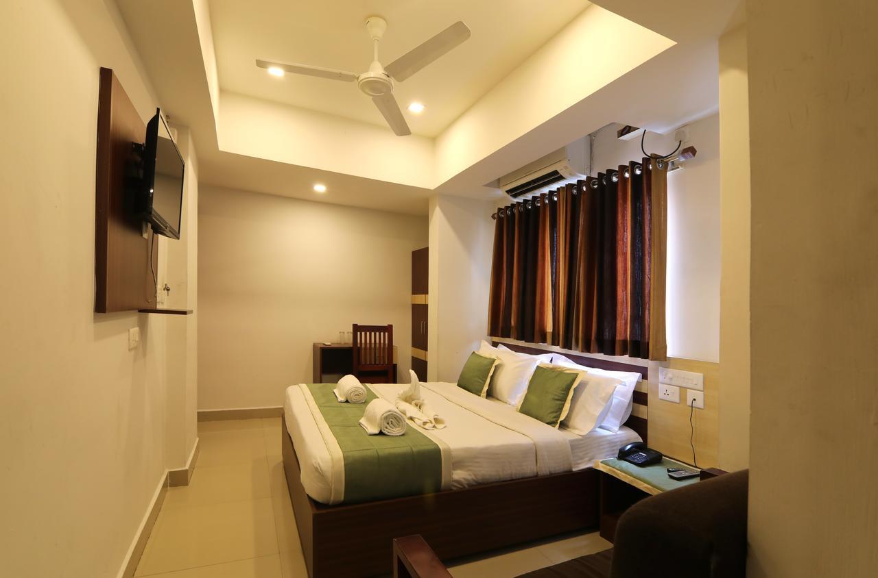 Oyo 18604 Puthens Capitol Inn Kochi Kültér fotó
