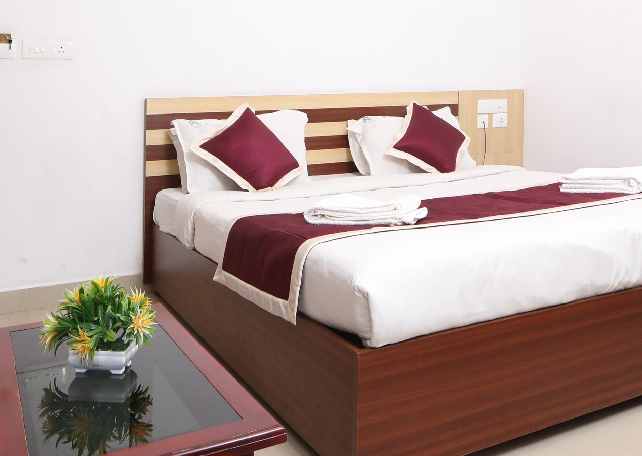 Oyo 18604 Puthens Capitol Inn Kochi Kültér fotó