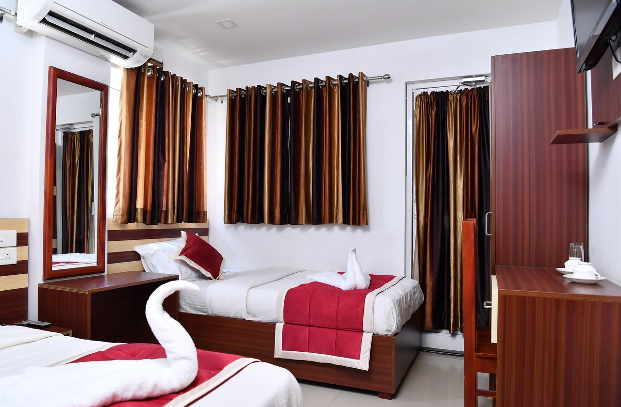 Oyo 18604 Puthens Capitol Inn Kochi Kültér fotó