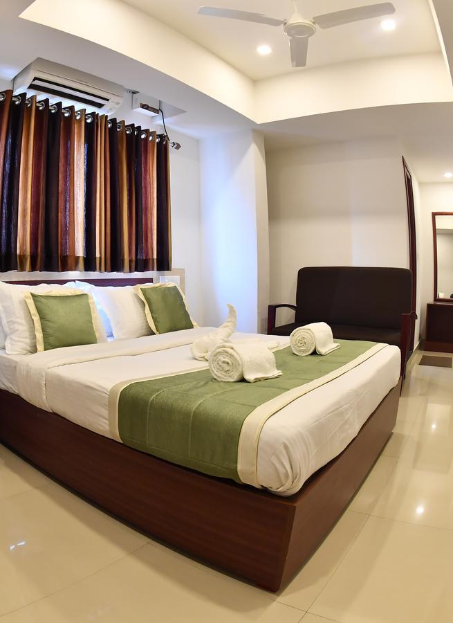 Oyo 18604 Puthens Capitol Inn Kochi Kültér fotó