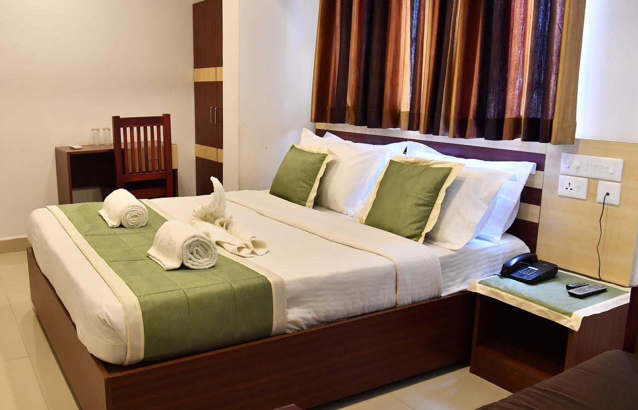 Oyo 18604 Puthens Capitol Inn Kochi Kültér fotó