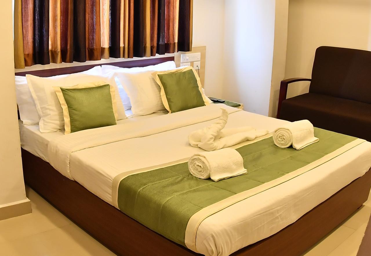 Oyo 18604 Puthens Capitol Inn Kochi Kültér fotó
