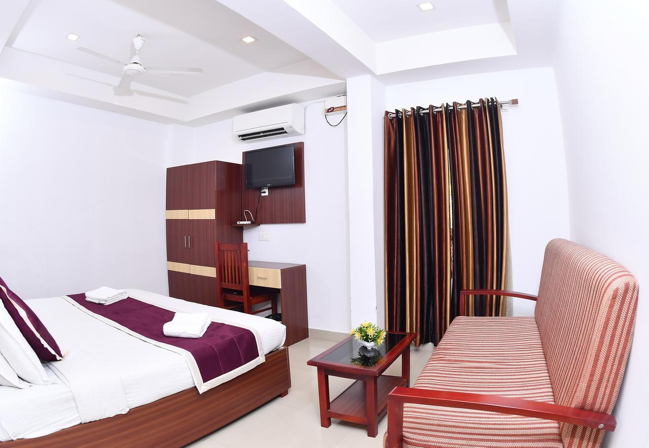 Oyo 18604 Puthens Capitol Inn Kochi Kültér fotó