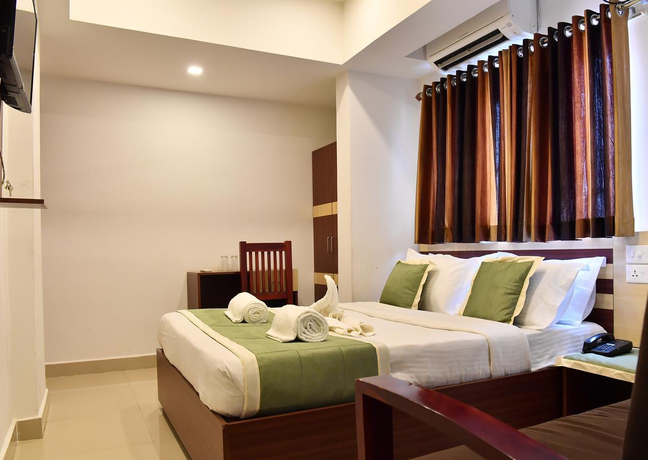 Oyo 18604 Puthens Capitol Inn Kochi Kültér fotó
