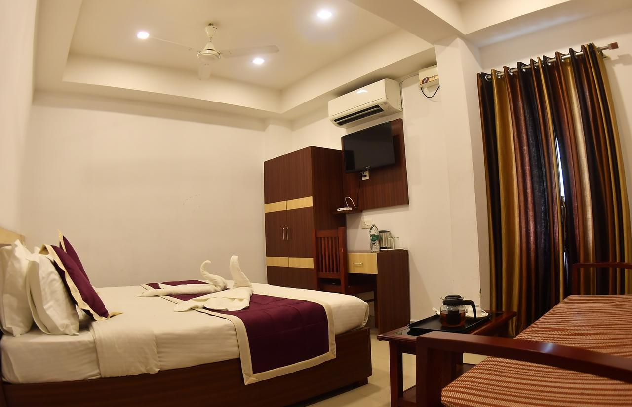 Oyo 18604 Puthens Capitol Inn Kochi Kültér fotó