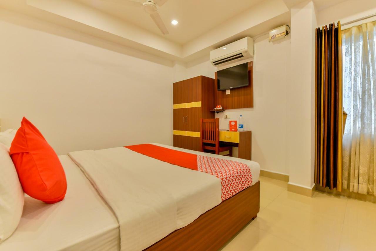 Oyo 18604 Puthens Capitol Inn Kochi Kültér fotó