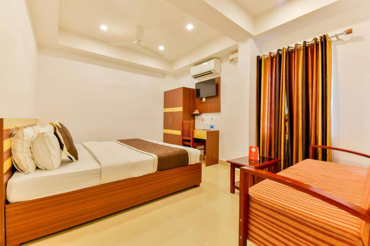 Oyo 18604 Puthens Capitol Inn Kochi Kültér fotó